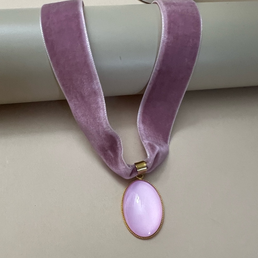 Handmade Po-Of-Color Statement Velvet Choker: Retro Choker Resin Pendant - Picture 5 of 16